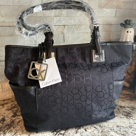 Calvin Klein Black Signature Print Shoulder Bag - Picture 1 of 7